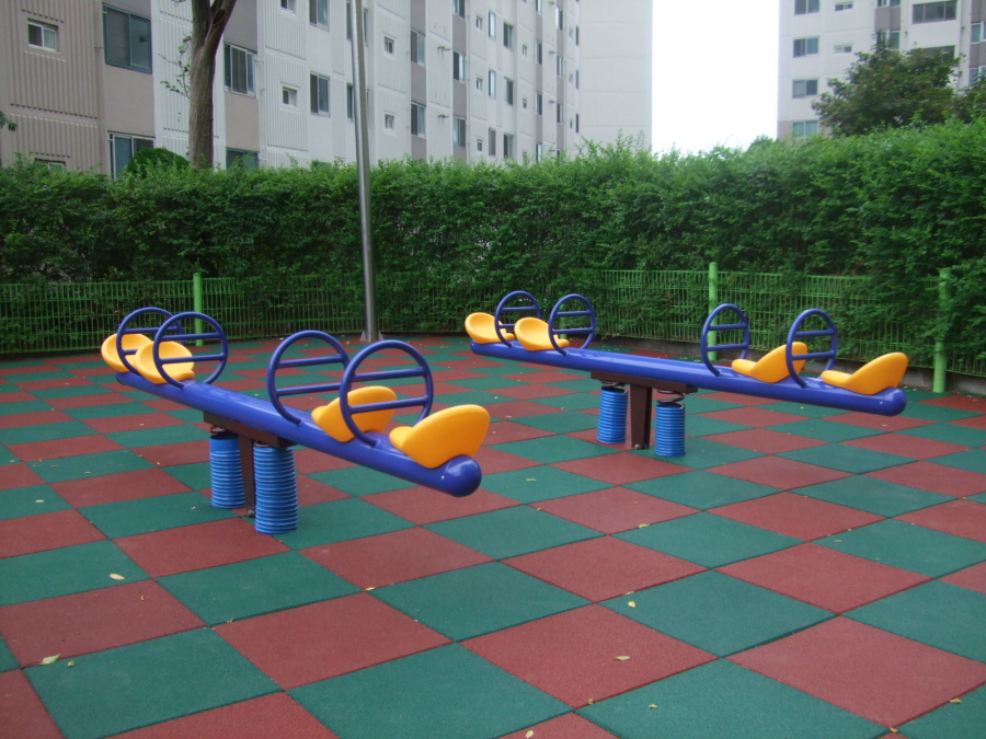 563748700_e6c4e57c_seesaw.jpg
